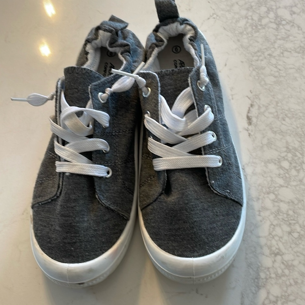 Ardene Comfort Zone Size 6 Grey Sneakers - Pre-loved marks on white